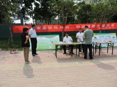   新密市西大街办事处食药监所加大“食品安全法”宣传.