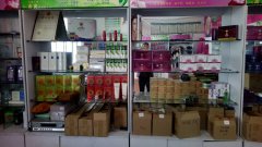新密市袁庄乡食药监所对化妆品经营者认真核查