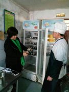 新密市米村镇食药监所认真检查学校食堂卫生