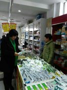 新密市米村镇食药监所检查药店经营场所