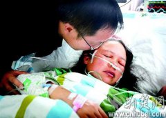 女教师挺身救学生 自己倒在车轮下(图)