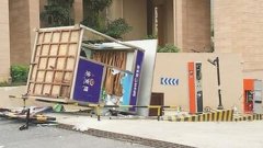 南宁一小区物业纠纷引发冲突 业主代表遭30多人