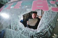 40斤飞石砸穿车窗，他一脚急刹救一客车人 图