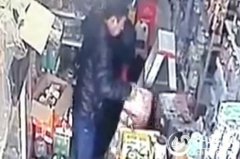 青岛三名五旬男子结伴偷名烟 专挑路边小型超市