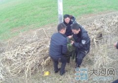 舞钢市一老人醉酒横卧路沟边 民警关爱送其回家