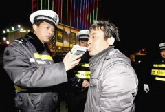 最牛酒驾!睡着直接开到没油没电直到熄火 、