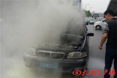郑州西三环一私家车自燃 公交车车长合力灭火