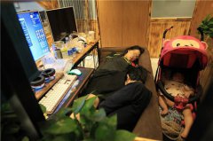 夫妻带婴儿在网吧吃住半个月 称租不起房