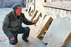 今日:三门峡村民挖出11块墓碑 “请”进自家小院