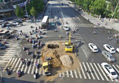 郑州一自来水管爆裂 路面塌陷出现深坑 A