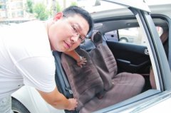 洛阳父亲抱满身血女儿站路边 私家车主救人连闯4红灯
