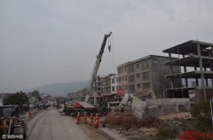 广西贺州:楼房突然倒塌 拆房司机被压身亡