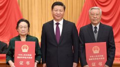 习近平出席2016年度国家科学技术奖励大会并为获奖代表颁奖