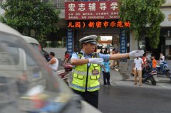 开学第一天，新密交警护学忙
