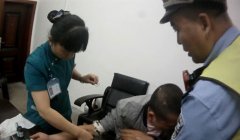 男子醉酒驾车害怕抽血 将头埋在警察怀里大哭