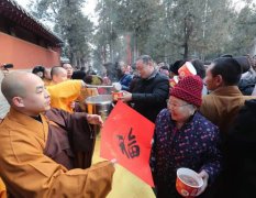 少林寺施粥，上万份古法腊八粥一抢而光